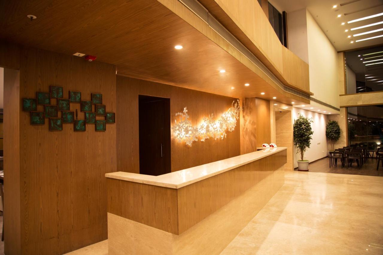 V 7 Hotel Ченнаї Екстер'єр фото