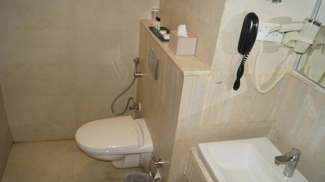 V 7 Hotel Ченнаї Екстер'єр фото