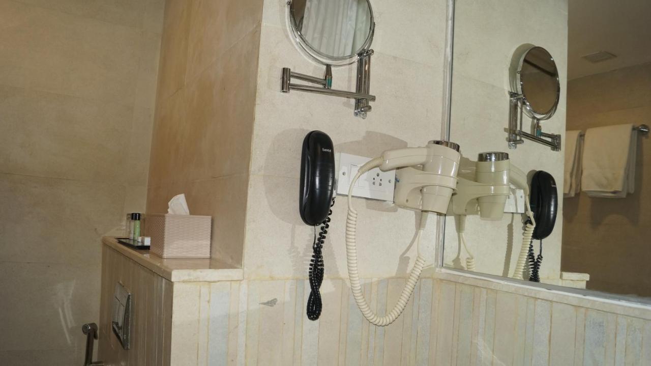 V 7 Hotel Ченнаї Екстер'єр фото